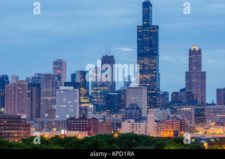 Vista in direzione est verso il Chicago skyline al tramonto. Foto Stock