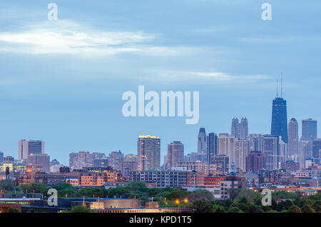 Vista in direzione est verso il Chicago skyline al tramonto. Foto Stock