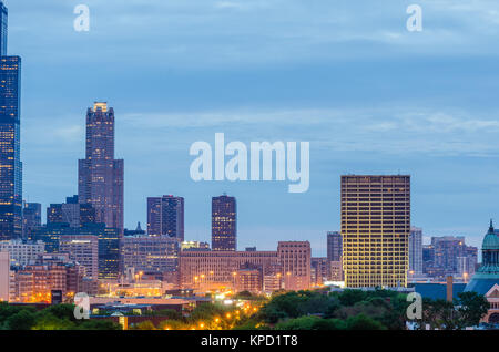 Vista in direzione est verso il Chicago skyline al tramonto. Foto Stock