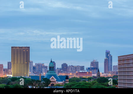 Vista in direzione est verso il Chicago skyline al tramonto. Foto Stock