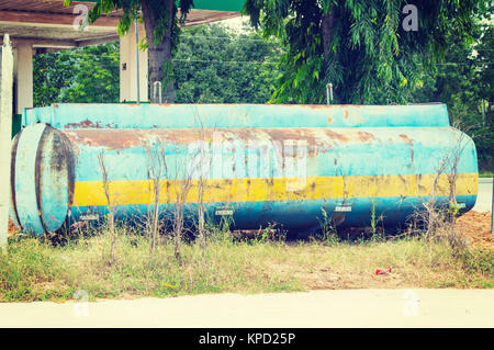 Il vecchio grunge di carburante e il serbatoio olio Foto Stock
