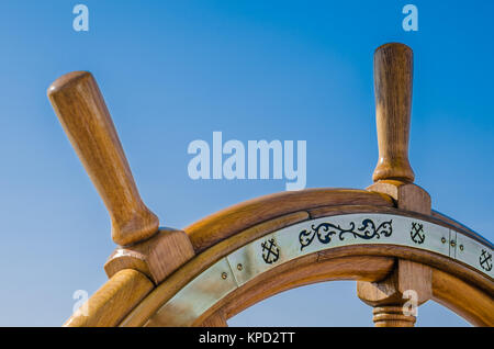 Volante di sterzo di una vecchia nave a vela, close up Foto Stock