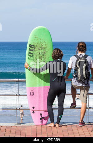 Una delle molte scuole di surf a La Cicer sulla spiaggia cittadina, Playa de Las Canteras, a Las Palmas di Gran Canaria Isole Canarie Spagna Foto Stock