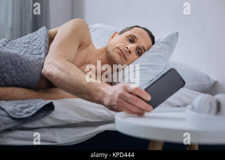 Libero professionista attento controllo tempo sullo smartphone Foto Stock