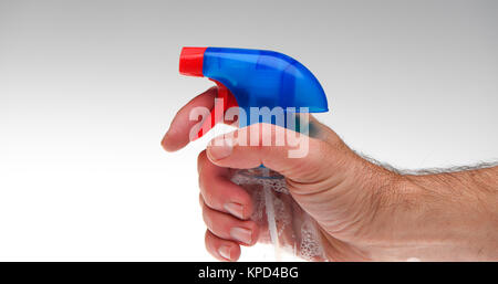 Close up di spruzzatura manuale Dettol anti-batterica del detergente per superfici la bottiglia spray su sfondo bianco. Ha usi per concetti Foto Stock