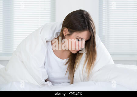 Giovane donna coperta con coperta Foto Stock