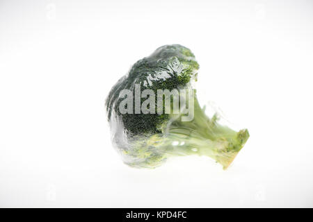 Cibi avvolti in plastica pellicola , visto qui è broccoli su uno sfondo bianco preparate per la vendita in un supermercato. Foto Stock