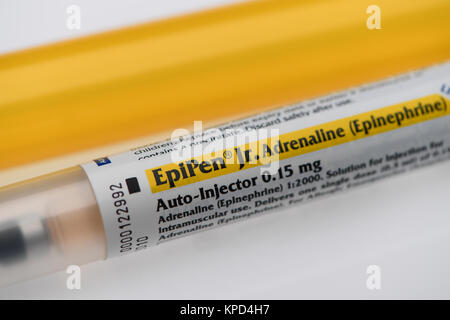 Un junior Epipen che porta una scarica di adrenalina per essere usato in caso di emergenza nel caso di un pericolo di vita reazione allergica Foto Stock