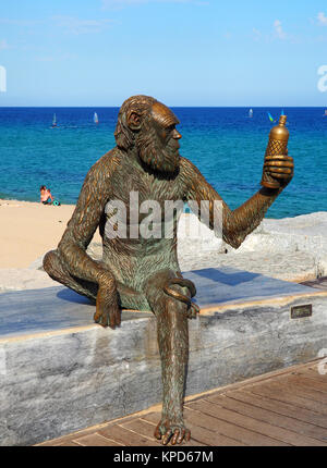 Monkey scultura in Badalona, Spagna. La scultura ideato da Susana Ruiz e rappresenta la scimmia Etichetta flacone marca di Anis del Mono fabbrica. Foto Stock