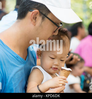 Padre e figlio di mangiare gelati Foto Stock