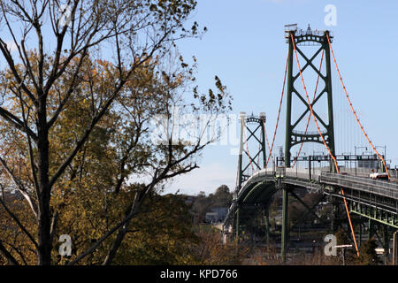 Il Macdonald ponte di collegamento Dartmouth a Halifax, N.S., nov. 4, 2017. La stampa canadese immagini/Lee Brown Foto Stock