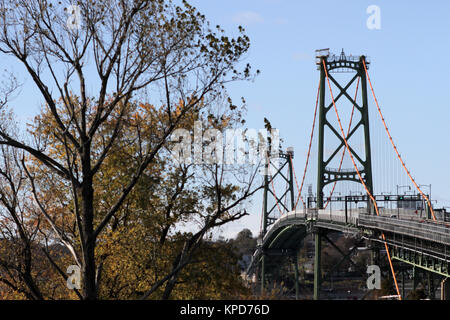 Il Macdonald ponte di collegamento Dartmouth a Halifax, N.S., nov. 4, 2017. La stampa canadese immagini/Lee Brown Foto Stock