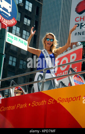 NEW YORK, NY - Luglio 28: Miss USA 2015 Olivia Giordania prende una linea grigia CitySightseeing Tour su luglio 28, 2015 a New York City. Persone: Olivia Giordania Foto Stock