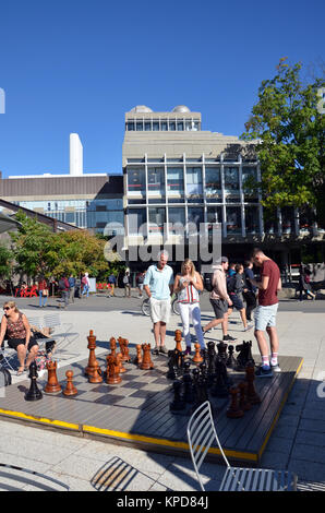 Scacchiera gigante al di fuori del centro di scienze naturali, la Plaza presso la Harvard University di Cambridge, Massachusetts, STATI UNITI D'AMERICA Foto Stock