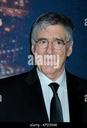 NEW YORK, NY - febbraio 15: Elliott Gould assiste la BN quarantesimo anniversario del Rockefeller Plaza il 15 febbraio 2015 nella città di New York. Persone: Elliott Gould Foto Stock