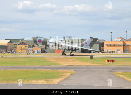 RAF Avro Vulcan B2 xh558 Spirito di Gran Bretagna in atterraggio a RNAS Yeovilton Foto Stock