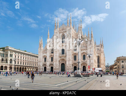 Duomo di Milano da Piazza del Duomo, Milano, Lombardia, Italia Foto Stock