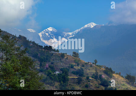 La montagna Annapurna sud dal villaggio di Ghandruk nei modi Khola valle a circa 2000 metri Foto Stock