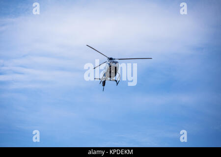 Elicottero isolato su un cielo. Foto Stock