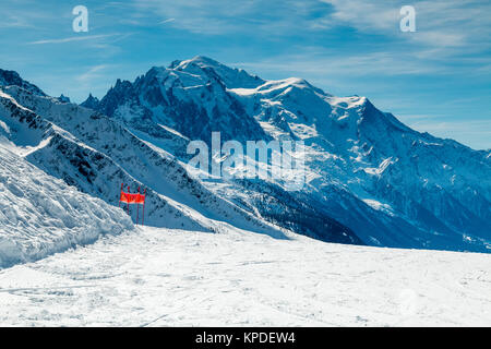 Mont Blanc in inverno visto da una pista da sci nel comprensorio sciistico di Le Tour vicino a Chamonix alpi francesi. La pista è vuota. Nessuno Foto Stock