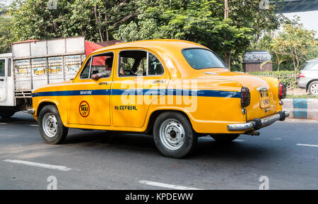 Iconico giallo taxi indiano di Calcutta. L'ambasciatore imposta veicolo non è più in fase di costruzione. Foto Stock