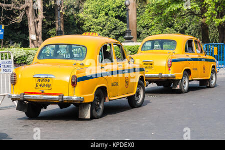 Iconico giallo taxi indiano di Calcutta. L'ambasciatore imposta veicolo non è più in fase di costruzione. Foto Stock