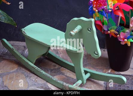 Legno vecchio cavallo a dondolo Foto Stock