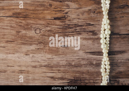 Collana di perle su un sfondo di legno Foto Stock