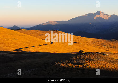 Autunno tramonto a Trail Ridge Road - Tramonto al top del Trail Ridge Road, la più alta autostrada continua negli Stati Uniti con anela la salita di picco elevata in background Foto Stock