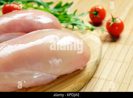 Materie filetto di pollo con pomodori e le erbe aromatiche. Foto Stock