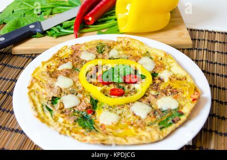 Gli spinaci peperoncino e pepe frittata Foto Stock