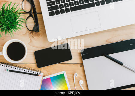 Creative designer desk sulla vista superiore Foto Stock