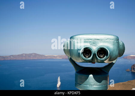 Gettoniera di binocolo per osservare l'isola greca vulcano Foto Stock