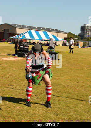 Donna in competizione in peso di altezza per la prova di resistenza a Scottish Highland Games ottenere pronto a lanciare il peso più elevato bar Tulsa Oklahoma USA circa 9 - Foto Stock