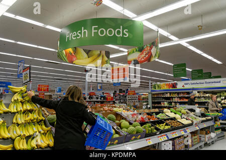 Donna shopping nel reparto di produzione di un Walmart store, North Vancouver, BC, Canada Foto Stock