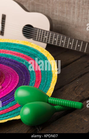 Sombrero messicano su uno sfondo di legno Foto Stock