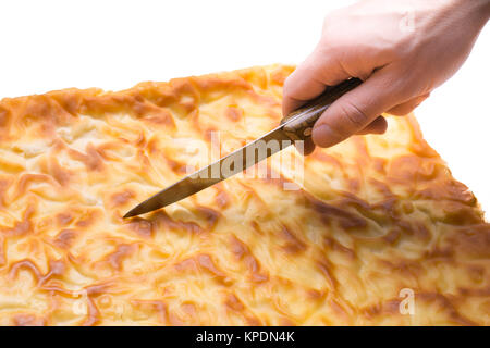 Tagliato a mano con un coltello tradizionale pasticceria turco Foto Stock