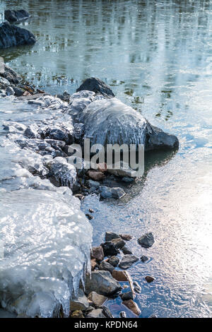 Rocce congelate con ghiaccio in inverno Lago Foto Stock