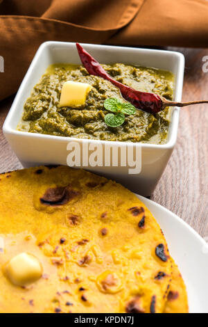 Sarson Ka Saag Makki Ki Roti popolari indiani del nord il corso principale di solito menu preparato nella stagione invernale Foto Stock