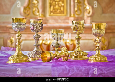 Golden santo grails sull altare della chiesa vista Foto Stock