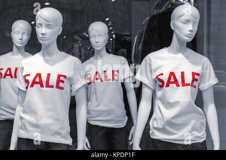 Mannequins indossando la vendita T-Shirts Foto Stock