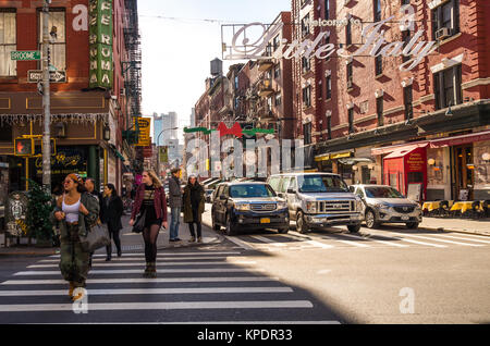 Little Italy segno a Mulberry Street intersezione con Broome Street, Nolita, Manhattan New York City Foto Stock