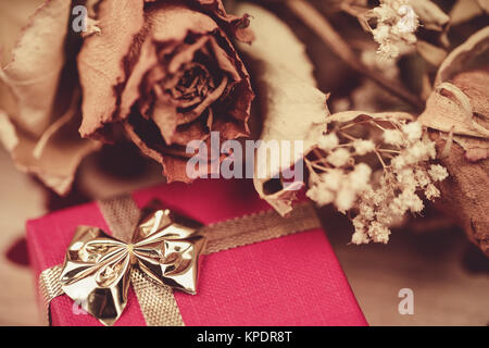Bouquet di rose essiccate e casella rossa, Valentino Foto Stock
