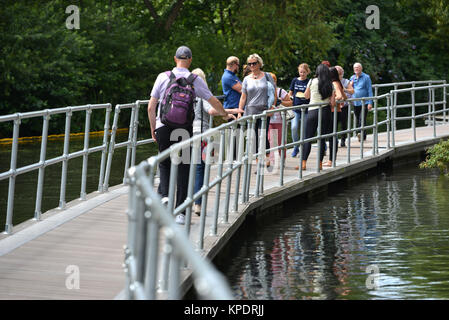 La gente camminare lungo il ristrutturato Regent's Canal Alzaia, Kings Cross, London. Foto Stock