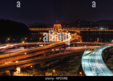 Ponte banghwa di notte oltre il fiume Han Foto Stock