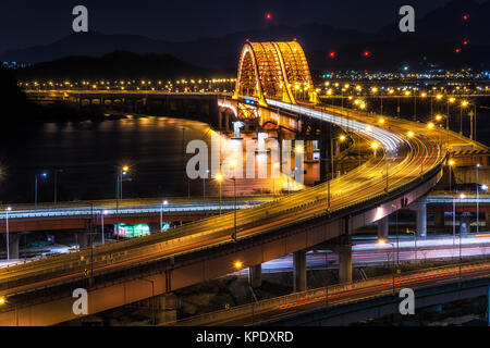 Ponte banghwa di notte oltre il fiume Han Foto Stock