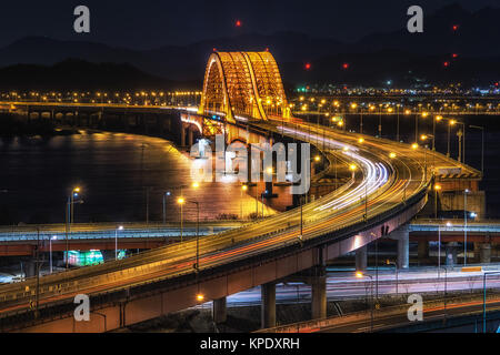 Ponte banghwa di notte oltre il fiume Han Foto Stock