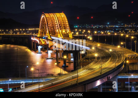 Ponte banghwa di notte oltre il fiume Han Foto Stock
