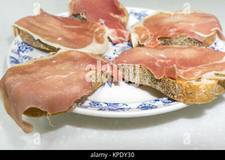 Tagliate a fettine sottili Jamon su un pane integrale Foto Stock