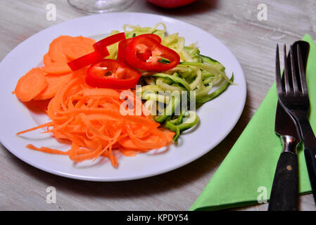 Vegetali di zucchine spaghetti lowcarb su una piastra Foto Stock